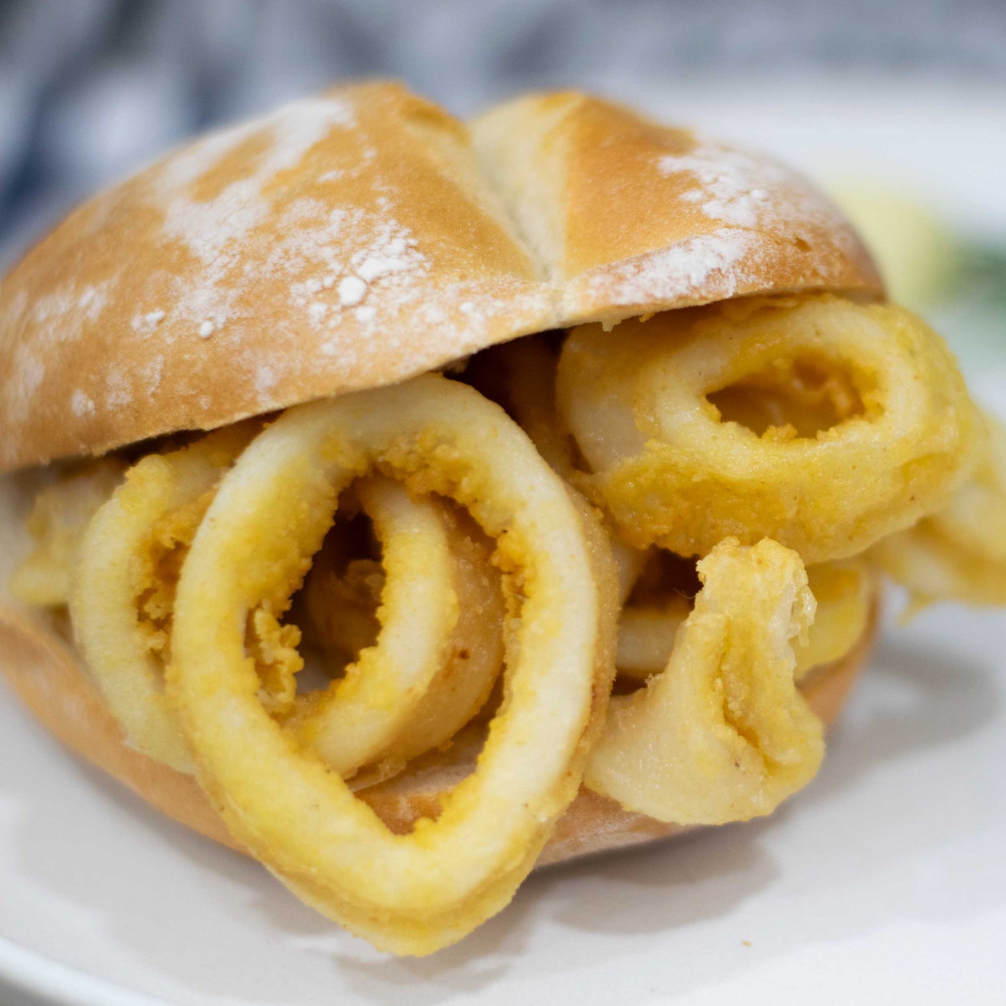 Bocata de calamares con salsas caseras