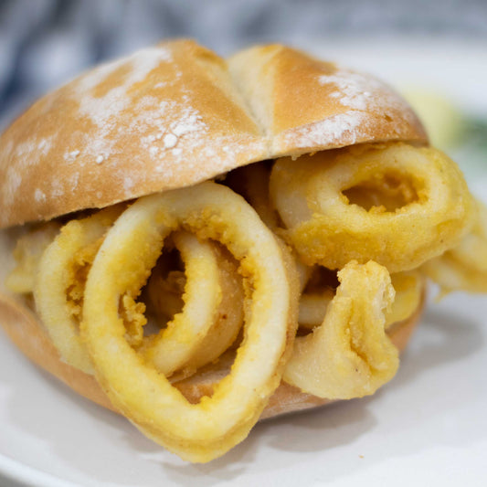 Bocata de calamares con salsas caseras