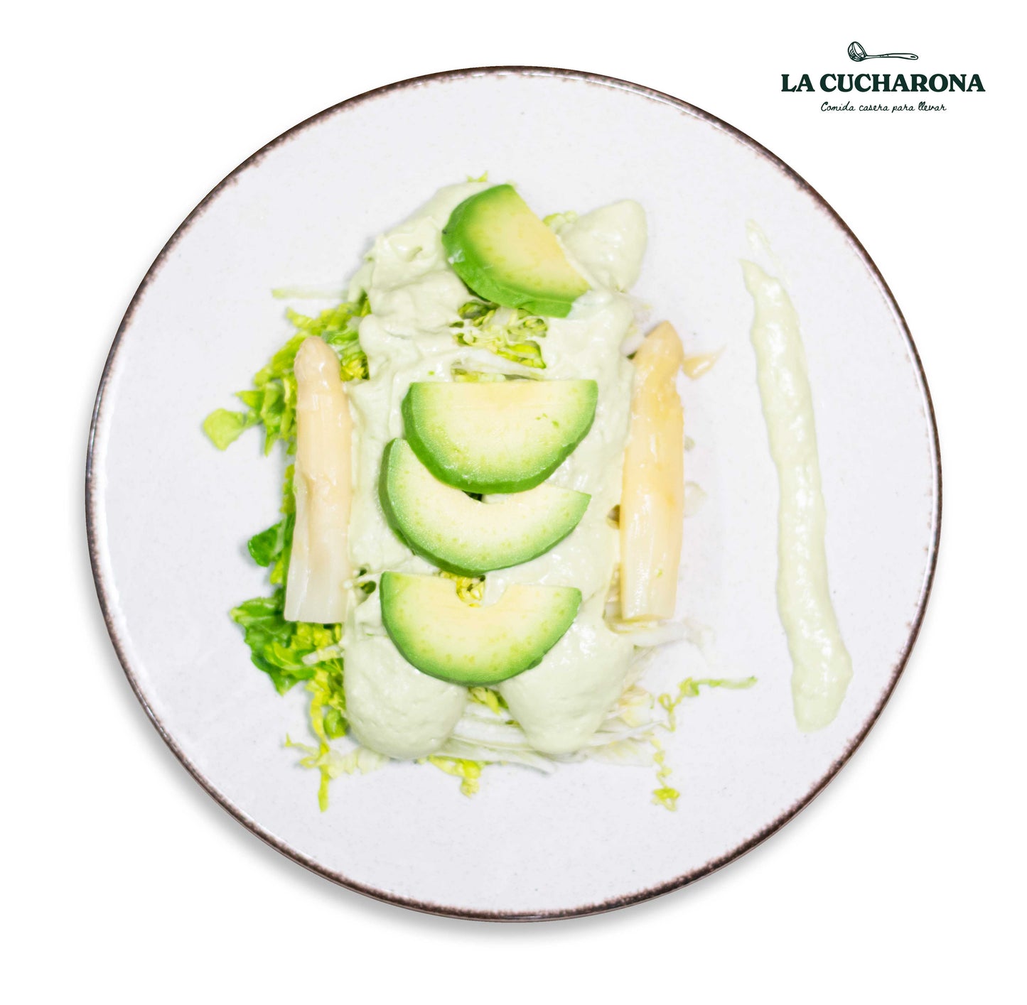 Ensalada de aguacate, lechuga y espárragos con salsa de aguacate