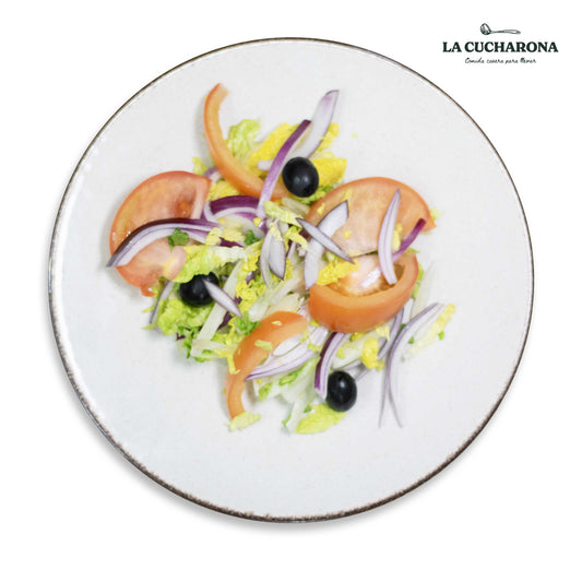 Ensalada de lechuga, tomate, cebolla y queso en daditos - por persona
